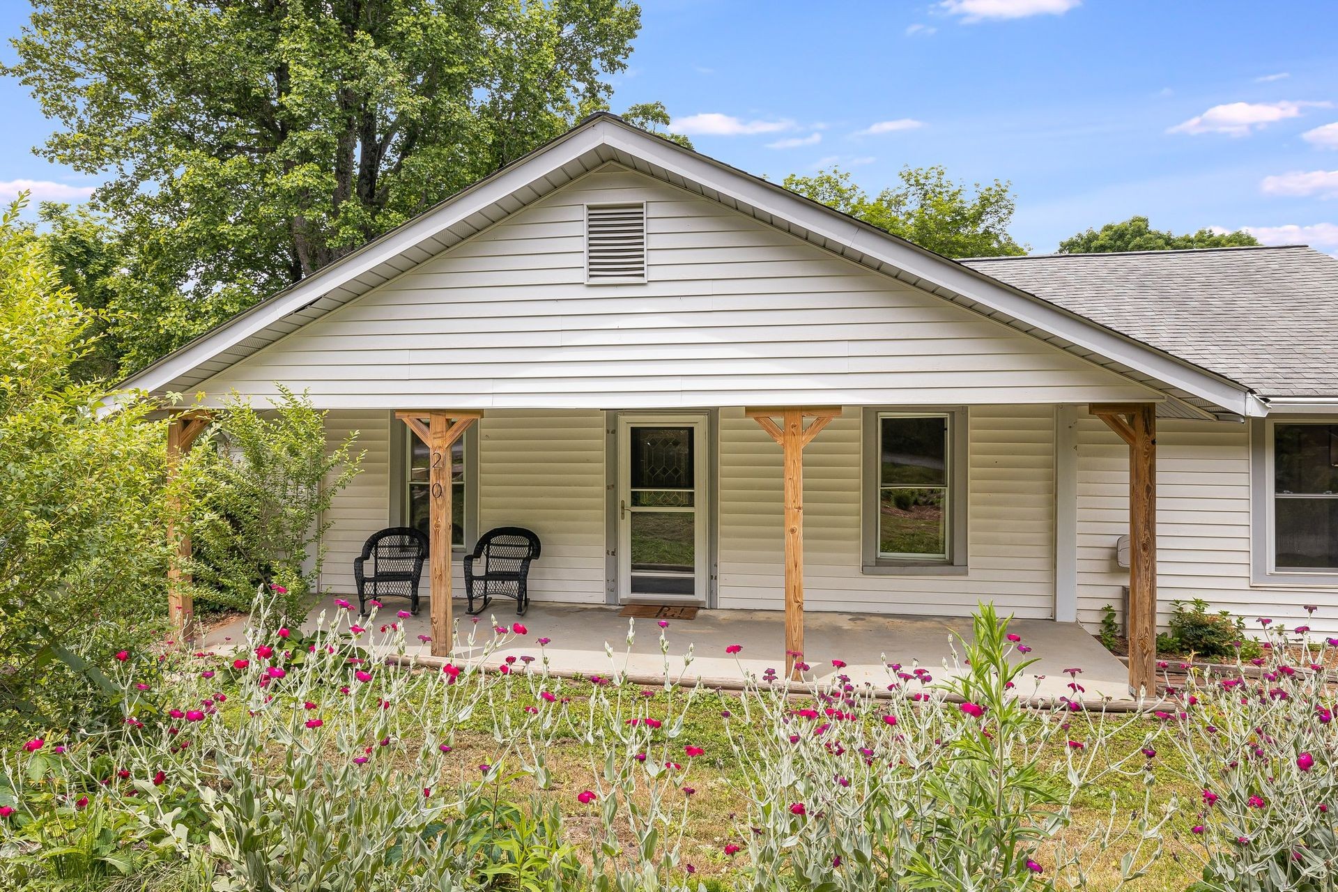 Fully furnished 3-bedroom, 2-bathroom home for extended stays in Asheville, NC